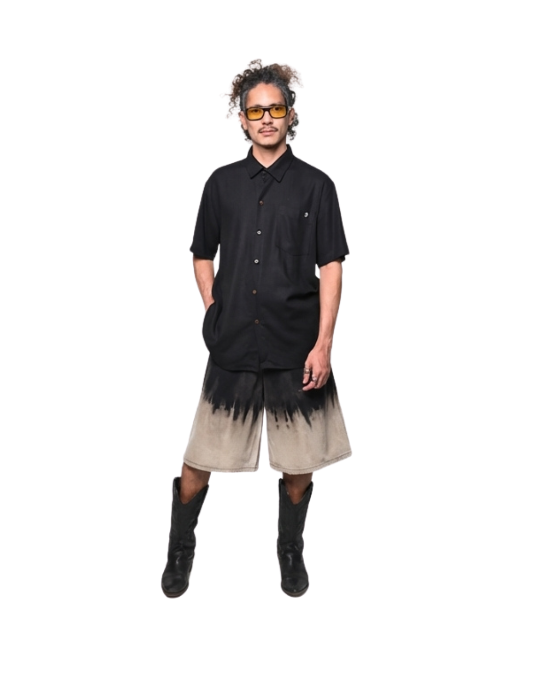 Modelo usando camisa de lino negra CHIDO manga corta estilo streetwear contemporáneo