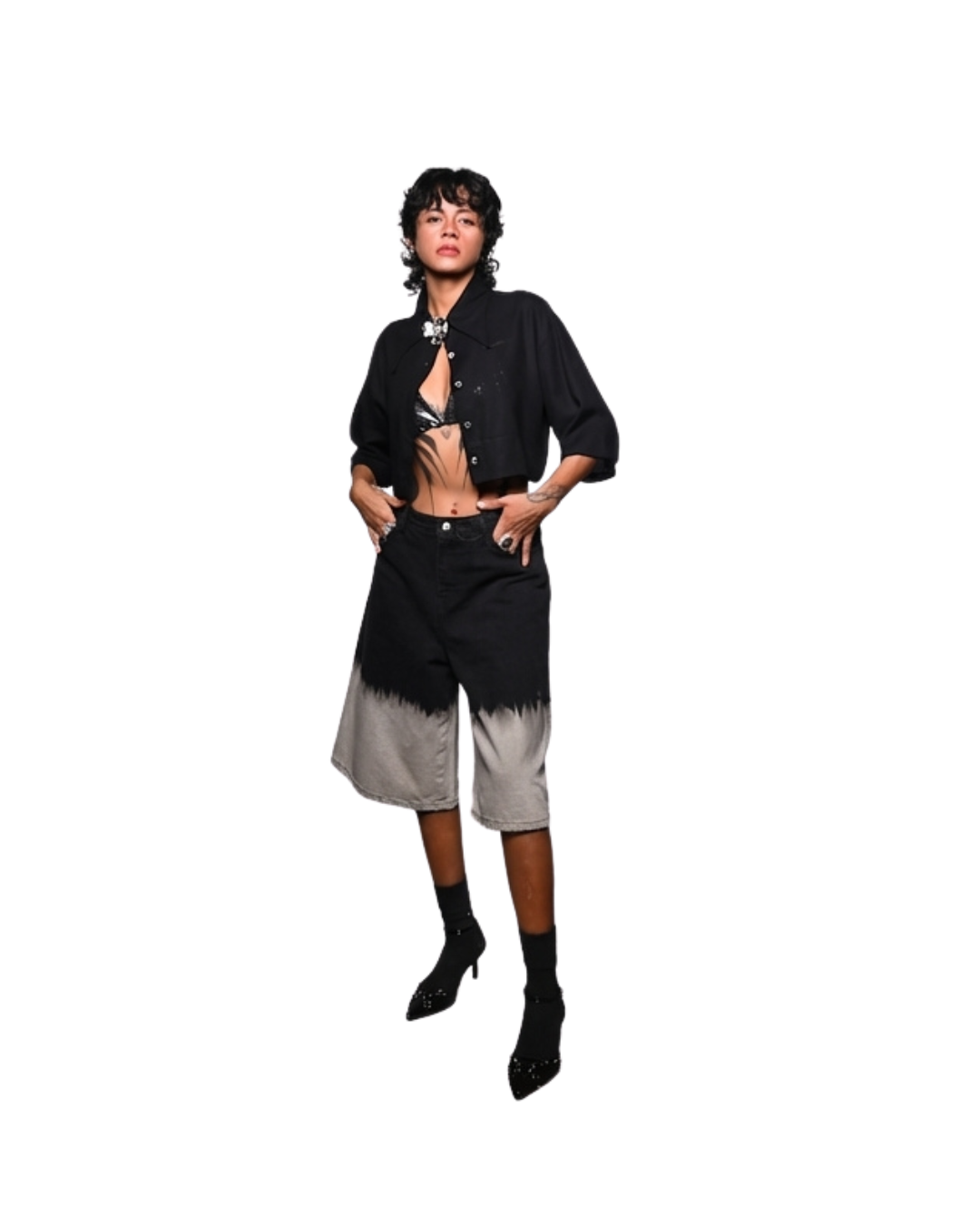 Mujer usando camisa de lino negra Crop Signature CHIDO