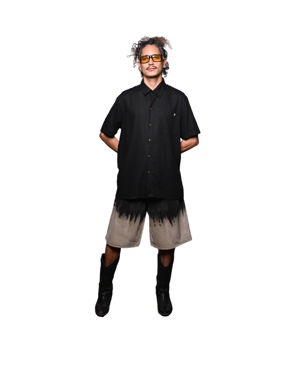 Camisa de lino negra oversize CHIDO Signature combinada con bermuda.