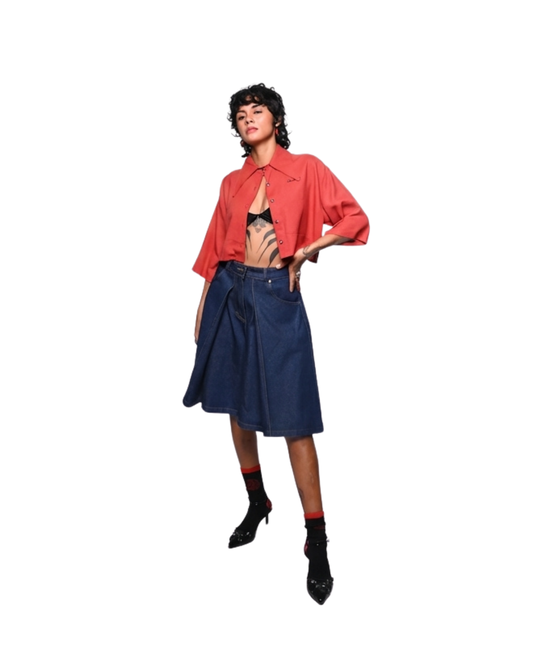 Mujer usando camisa de lino roja Crop Signature CHIDO