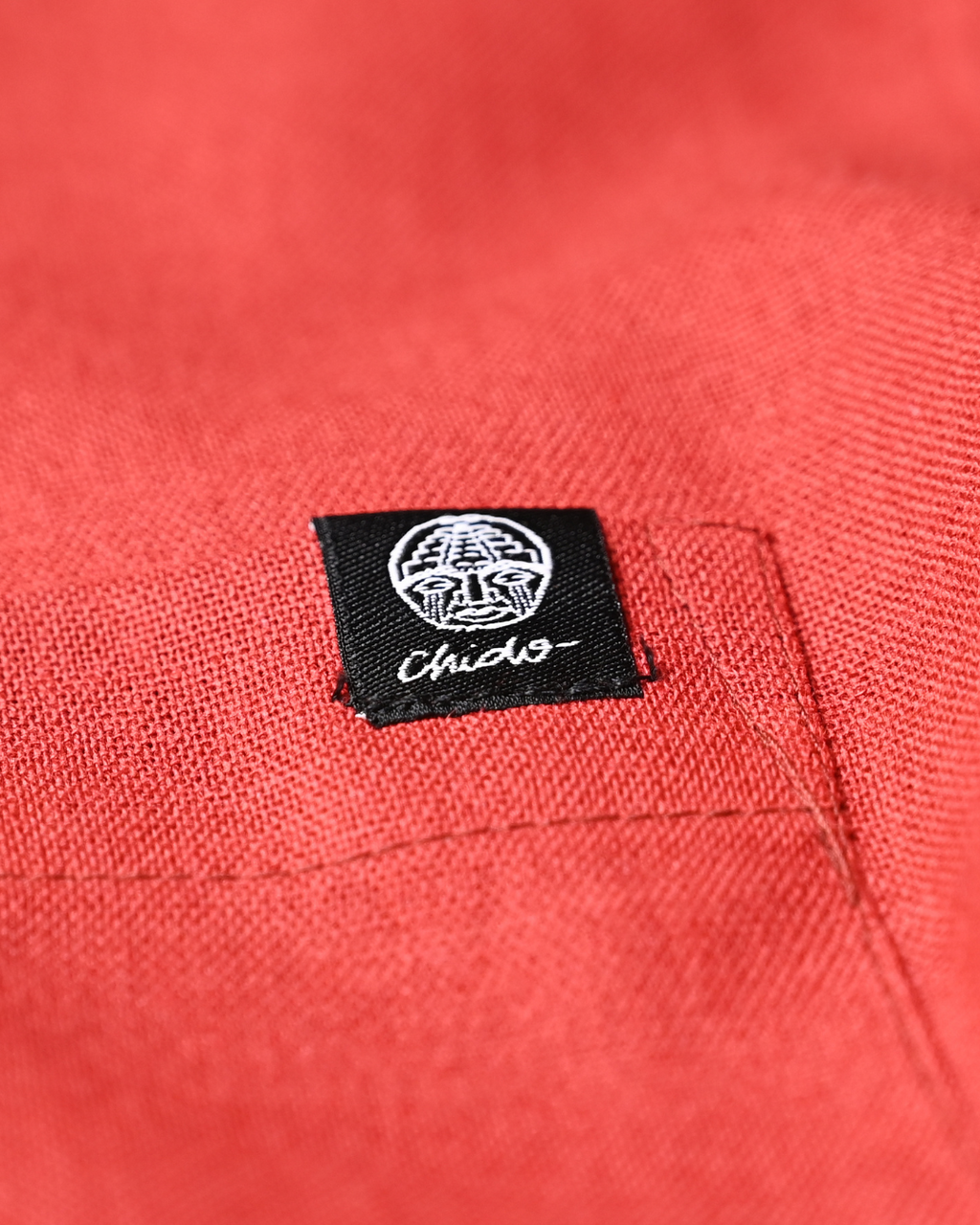 Detalle del tejido premium de lino y rayón de la camisa roja CHIDO