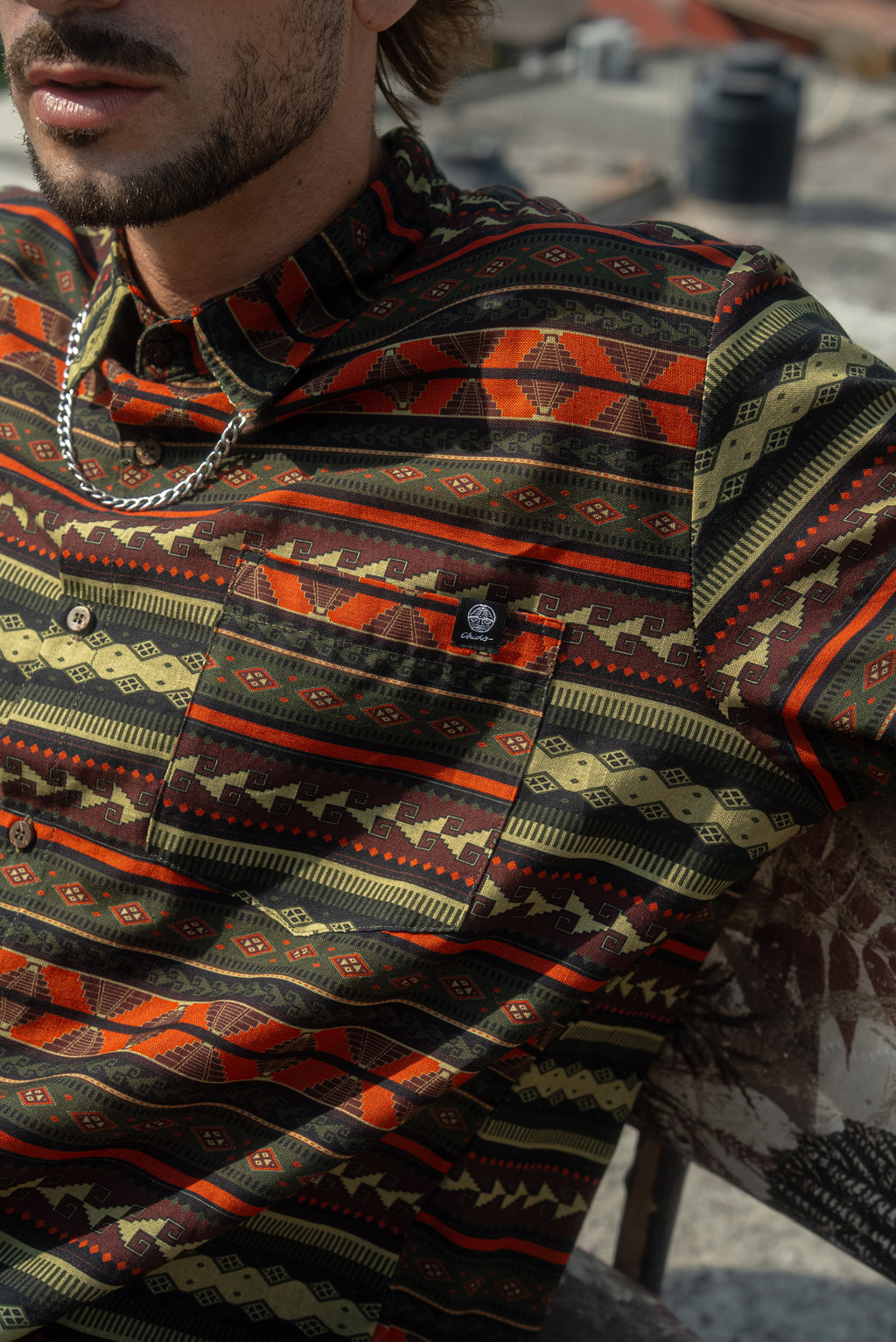 Detalle del patrón geométrico de la camisa Mitla CHIDO inspirada en la cultura zapoteca
