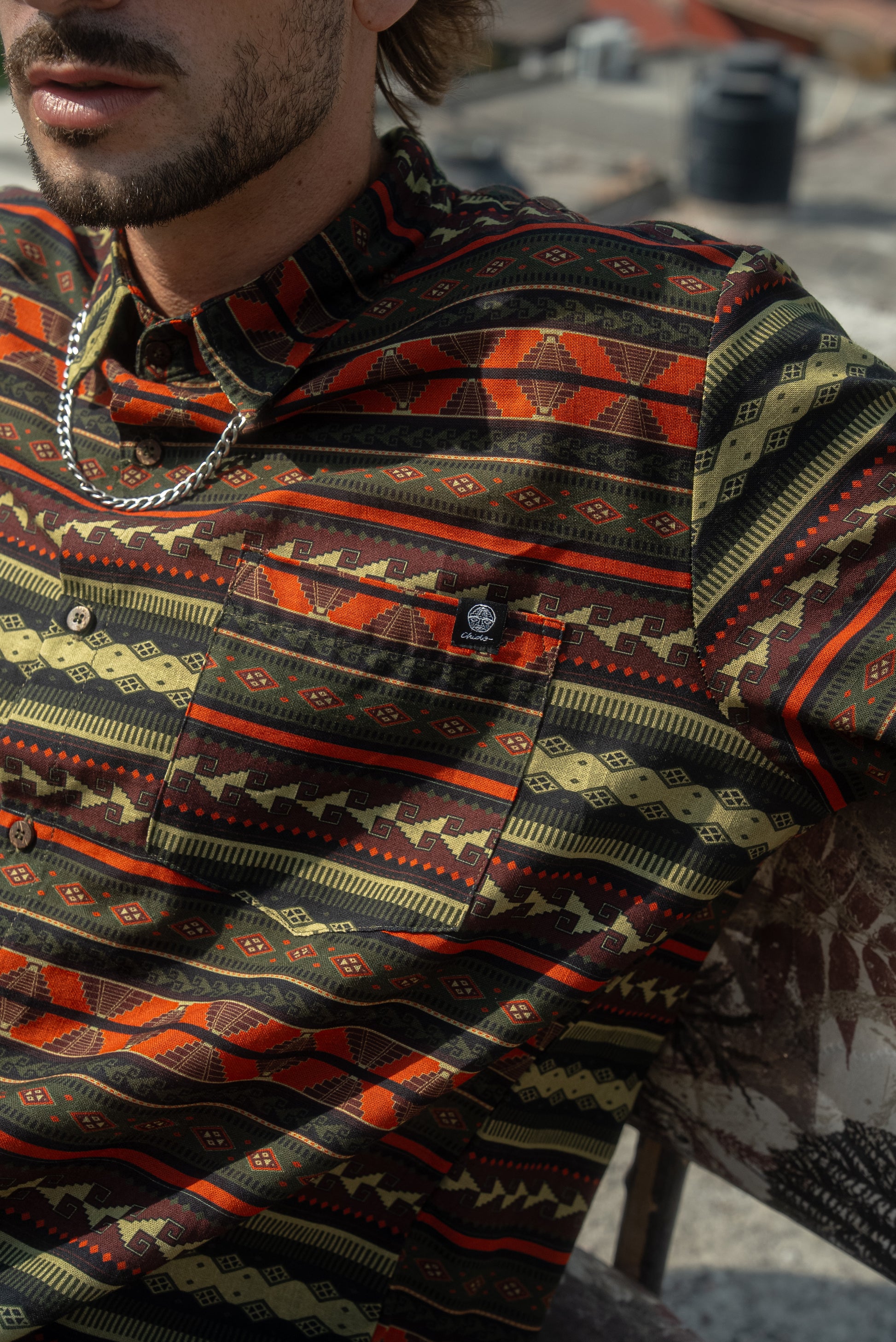 Detalle del patrón geométrico de la camisa Mitla CHIDO inspirada en la cultura zapoteca