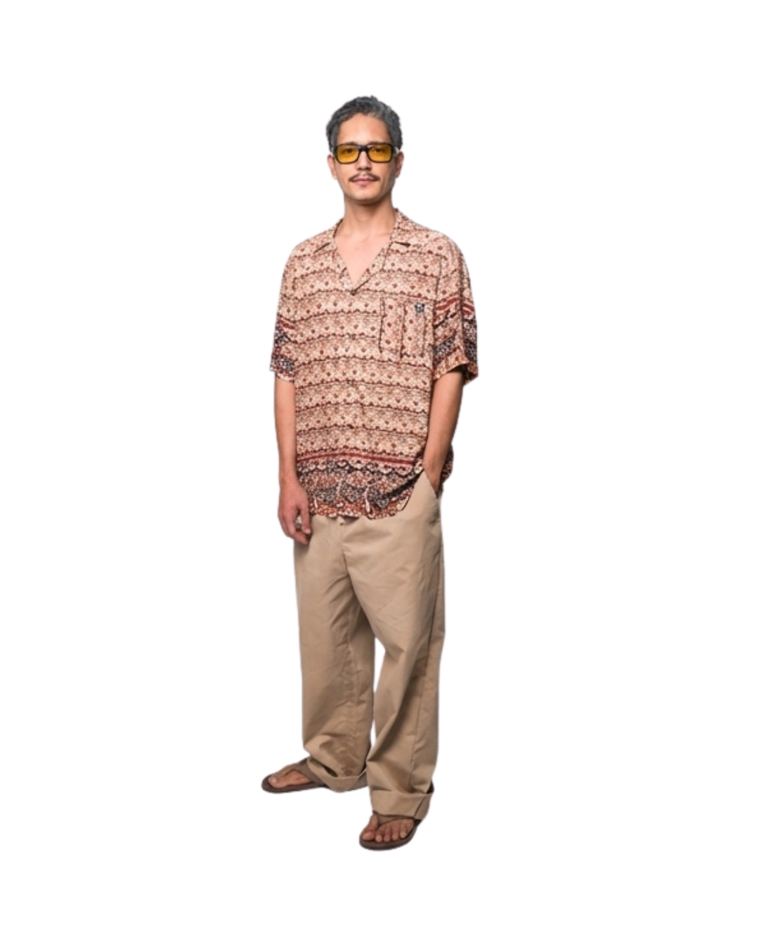 Modelo usando camisa de rayón estampada Pulso CHIDO manga corta estilo streetwear relajado