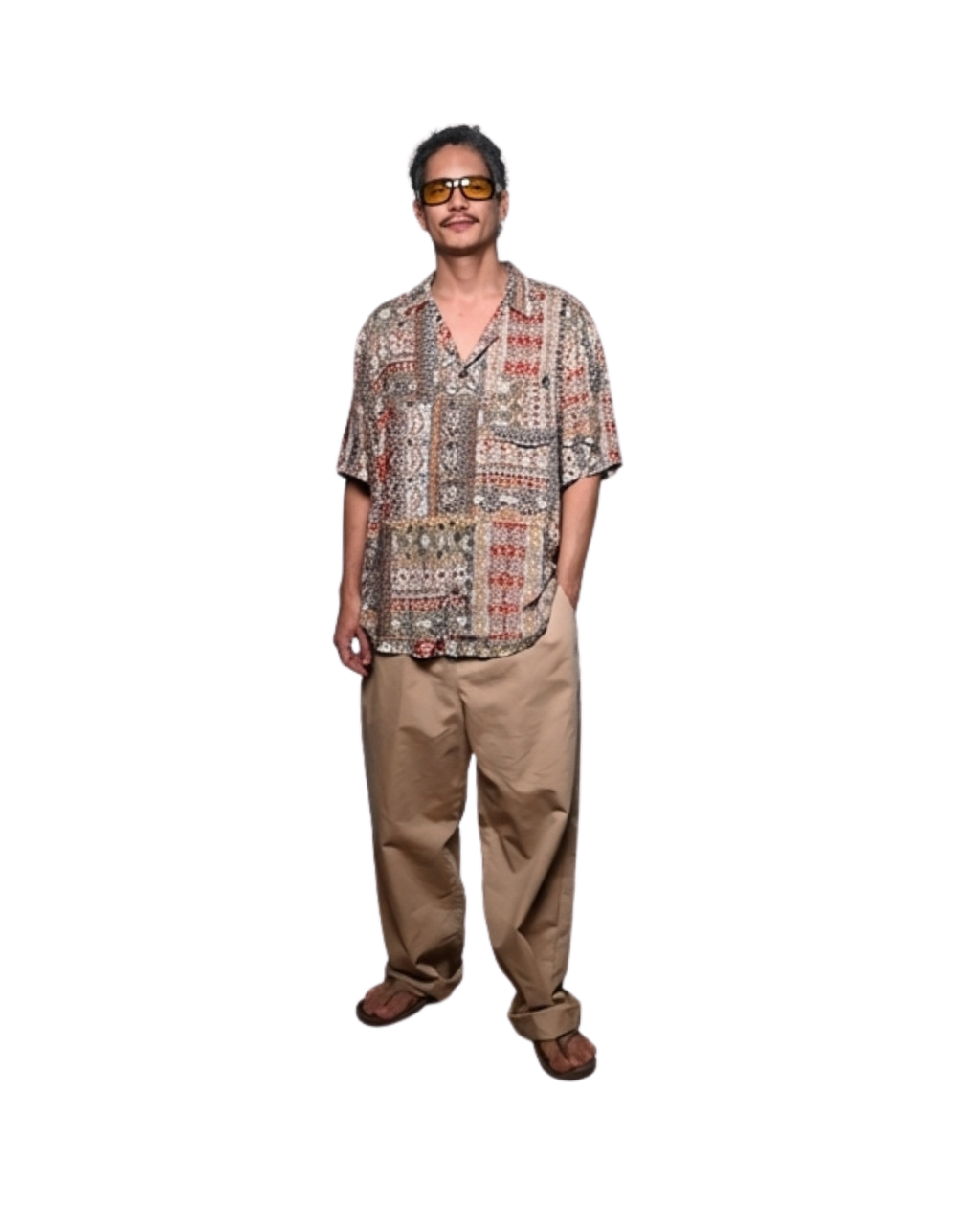 Modelo usando camisa de rayón estampada Souk CHIDO manga corta estilo streetwear relajado
