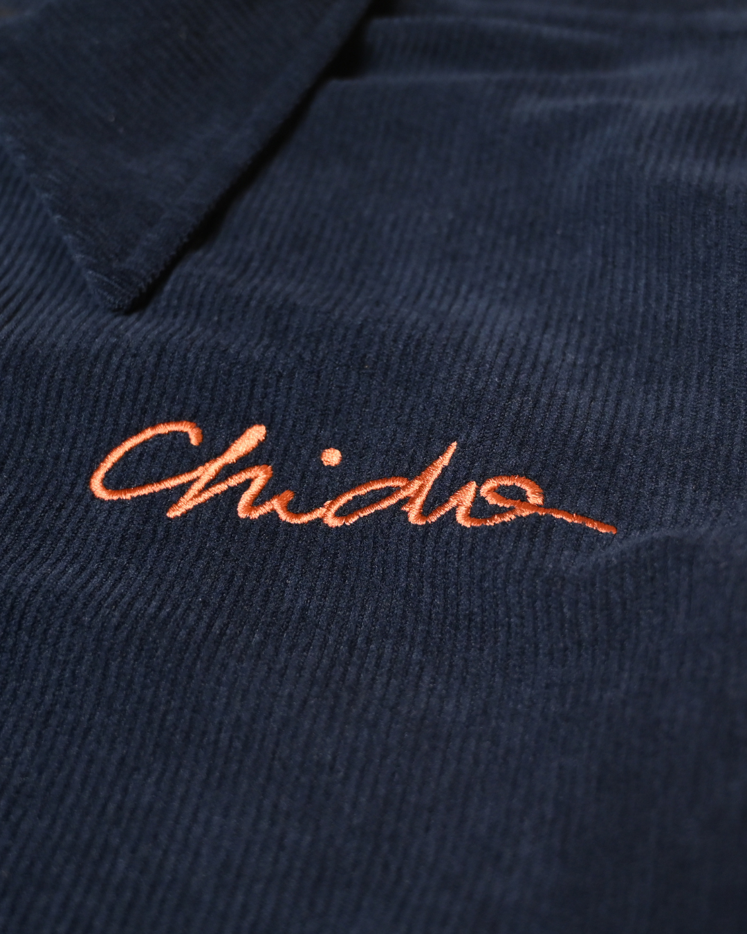 Detalle bordado logo Chido en tela corduroy azul
