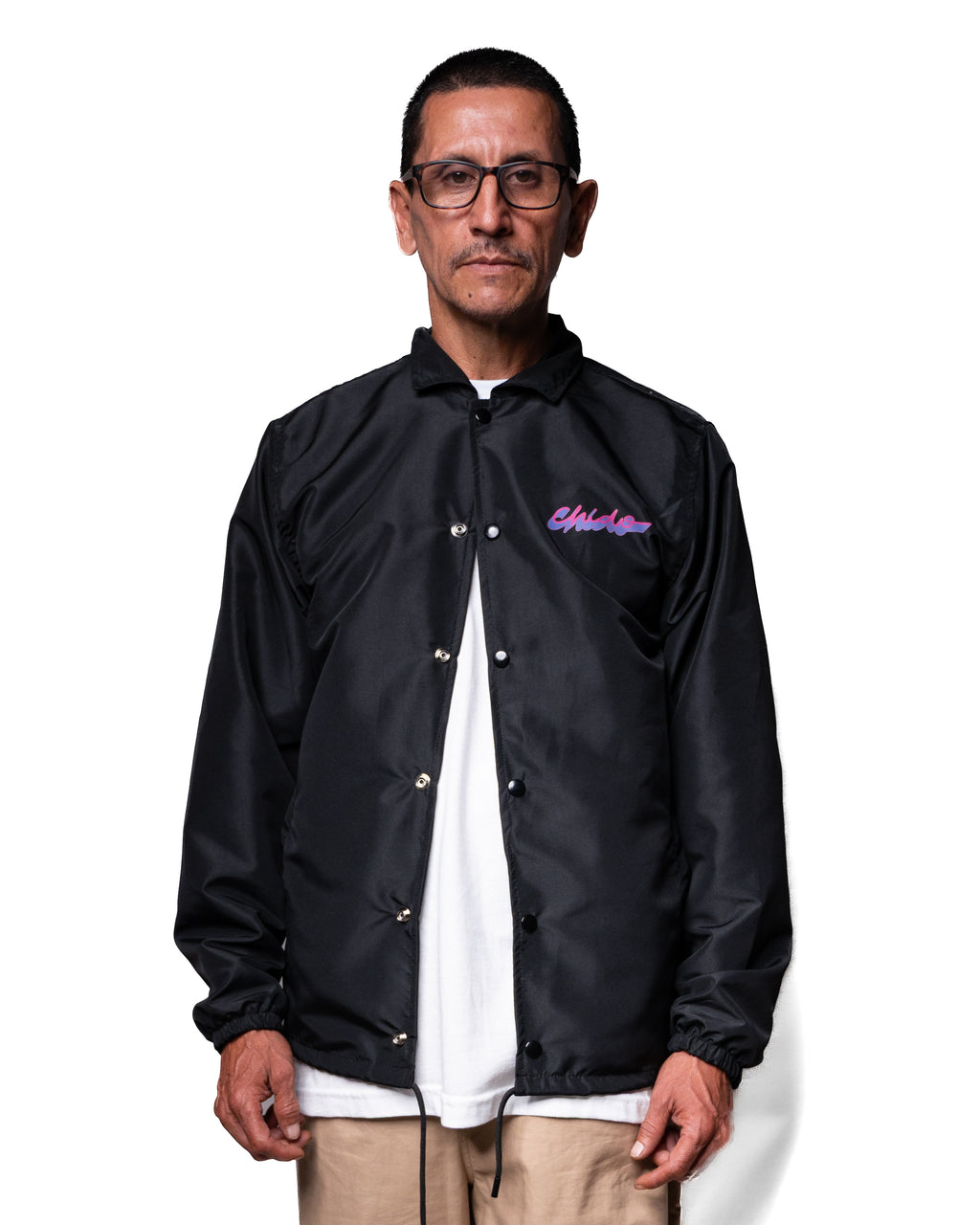 Vista frontal de coach jacket Sayuyorckh negra