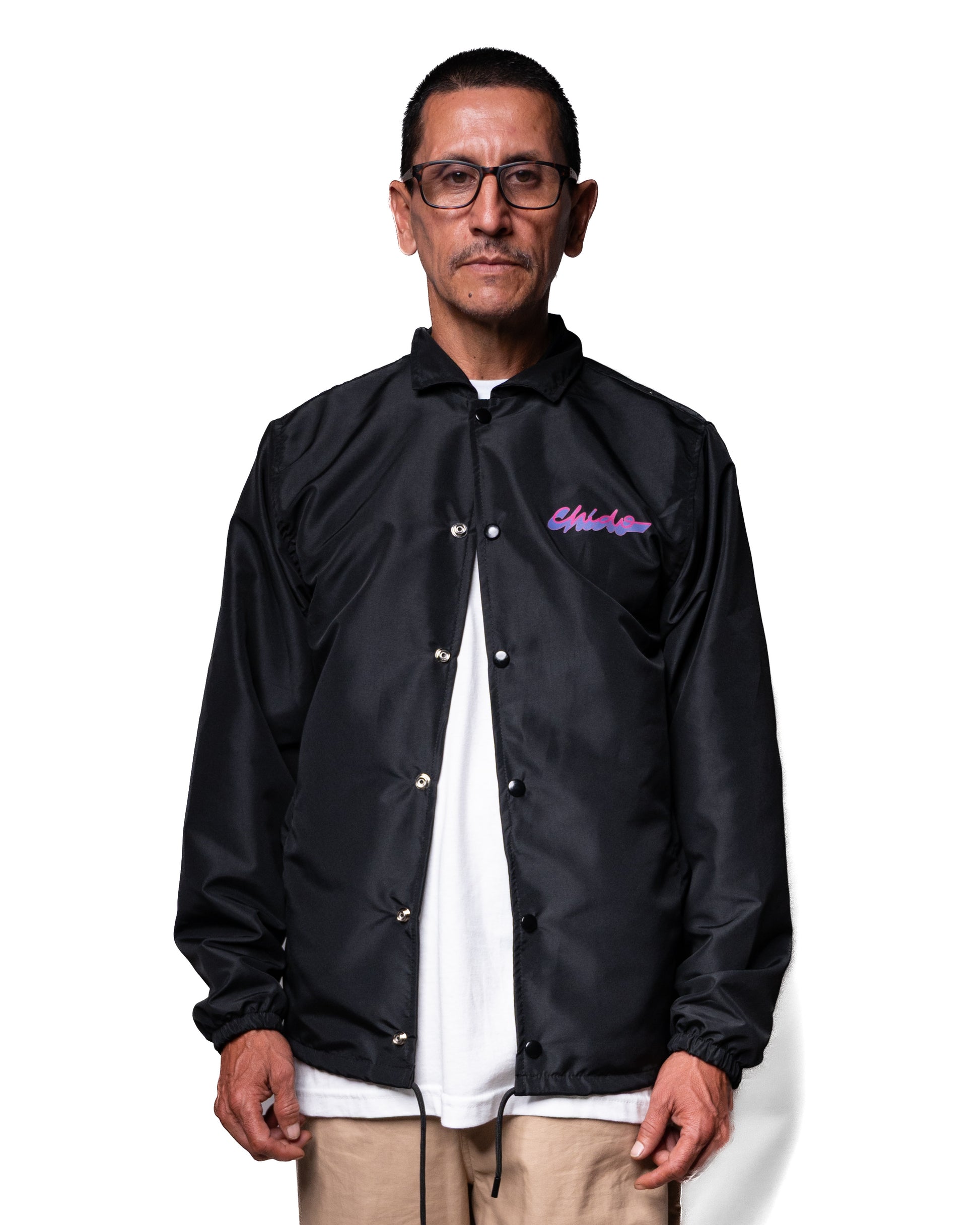 Vista frontal de coach jacket Sayuyorckh negra