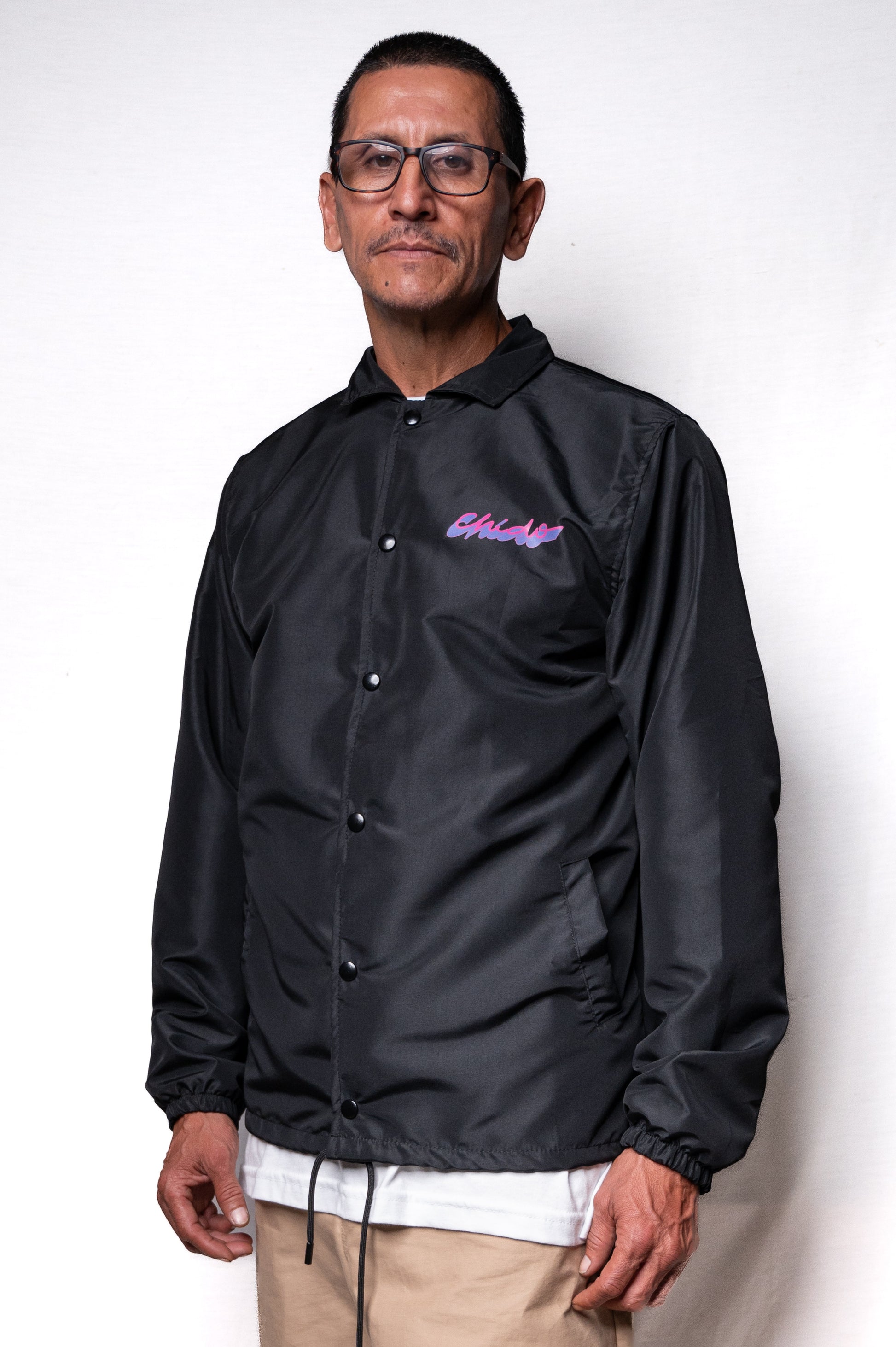Coach jacket negra inspirada en la cultura hip hop
