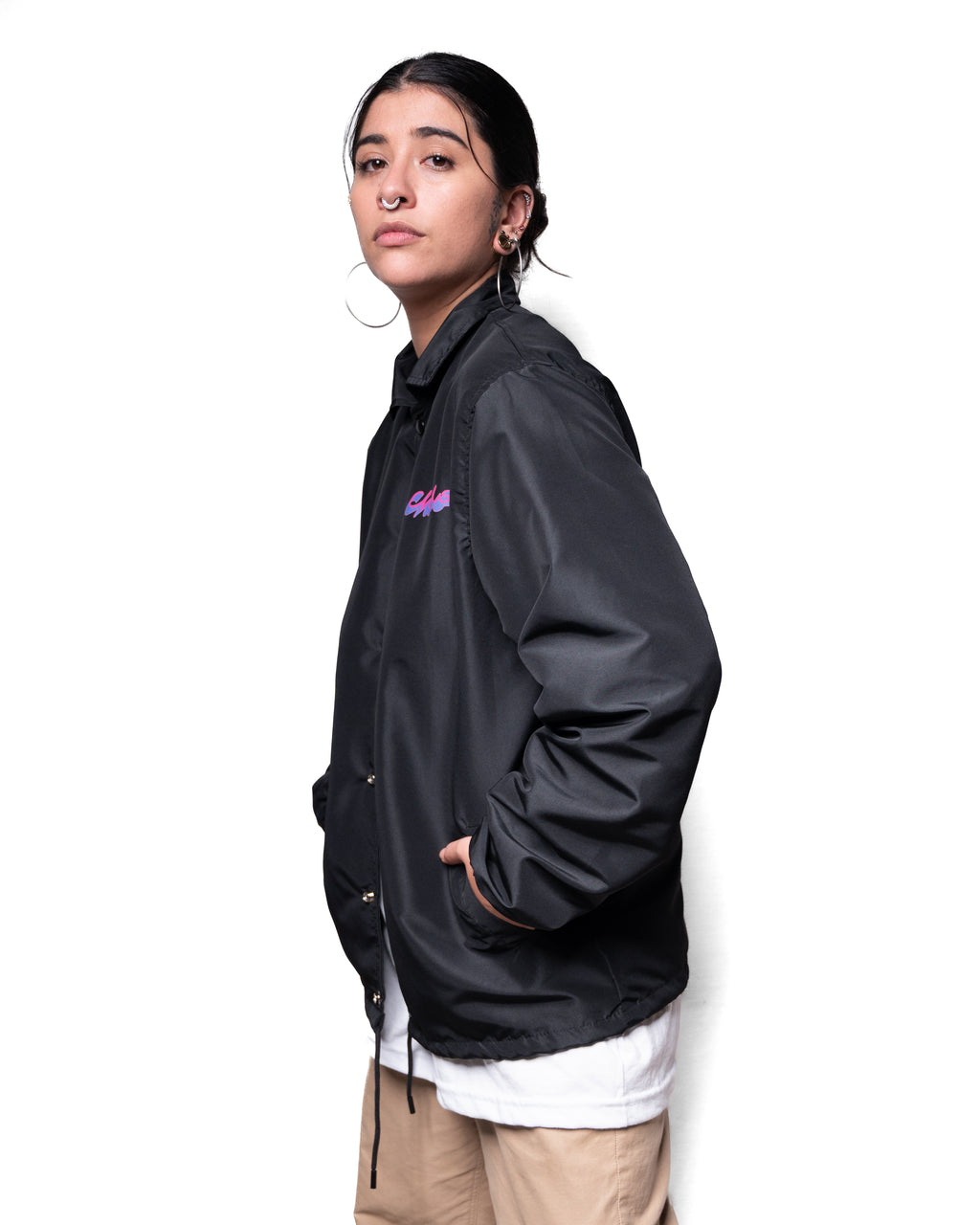 Modelo usando coach jacket unisex Sayuyorckh negra