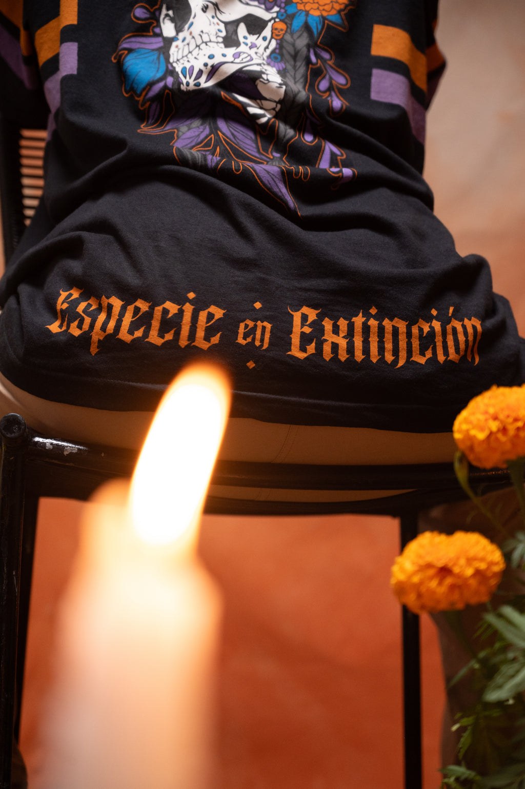 Detalle de la serigrafía puff en playera oversize negra Especie en Extinción