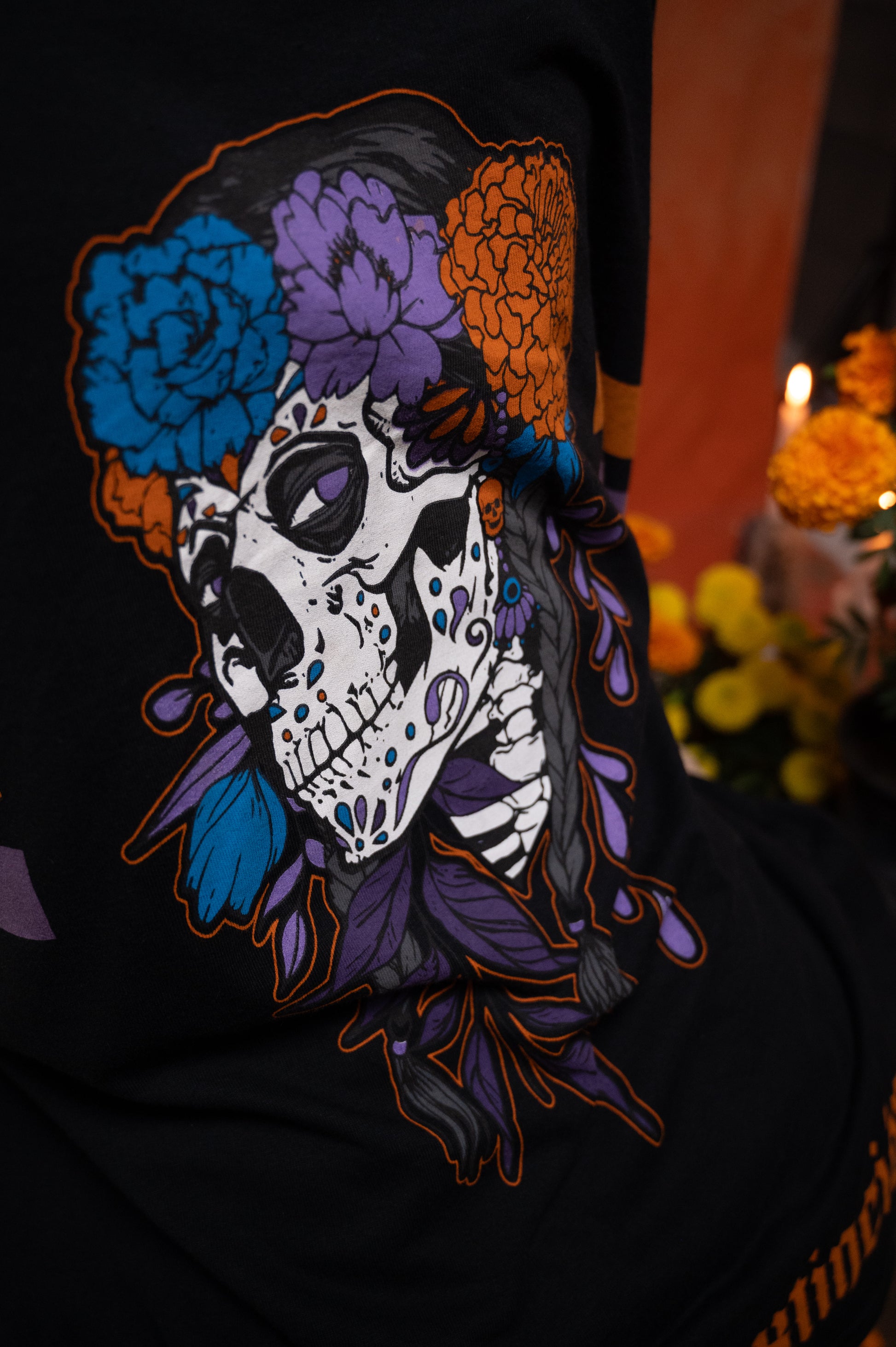 Detalle de la serigrafía puff en playera oversize negra Especie en Extinción