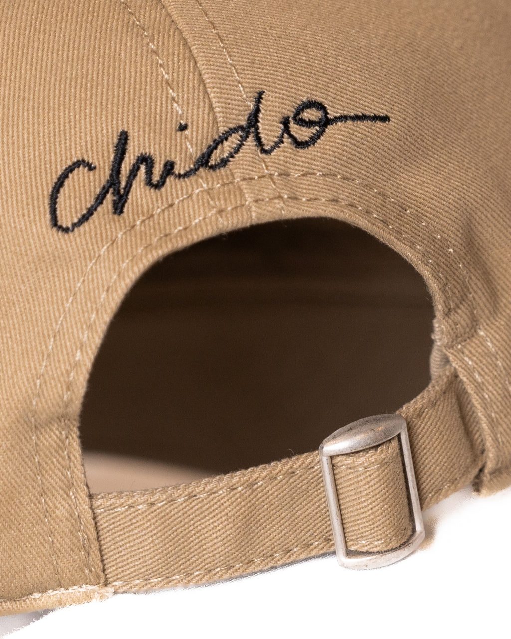 Detalle del bordado trasero de la gorra Court Side beige CHIDO