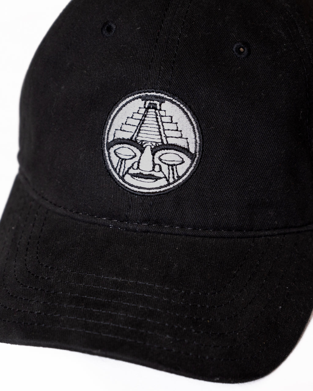 Detalle del bordado trasero de la gorra Court Side negra CHIDO