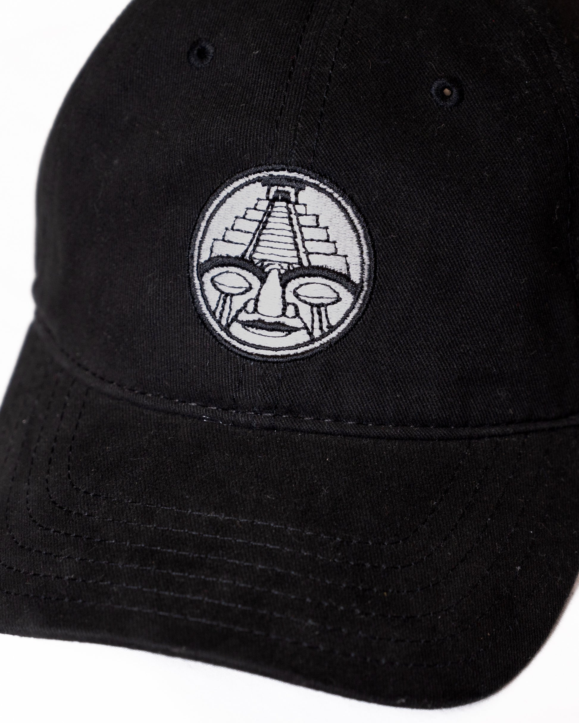 Detalle del bordado trasero de la gorra Court Side negra CHIDO
