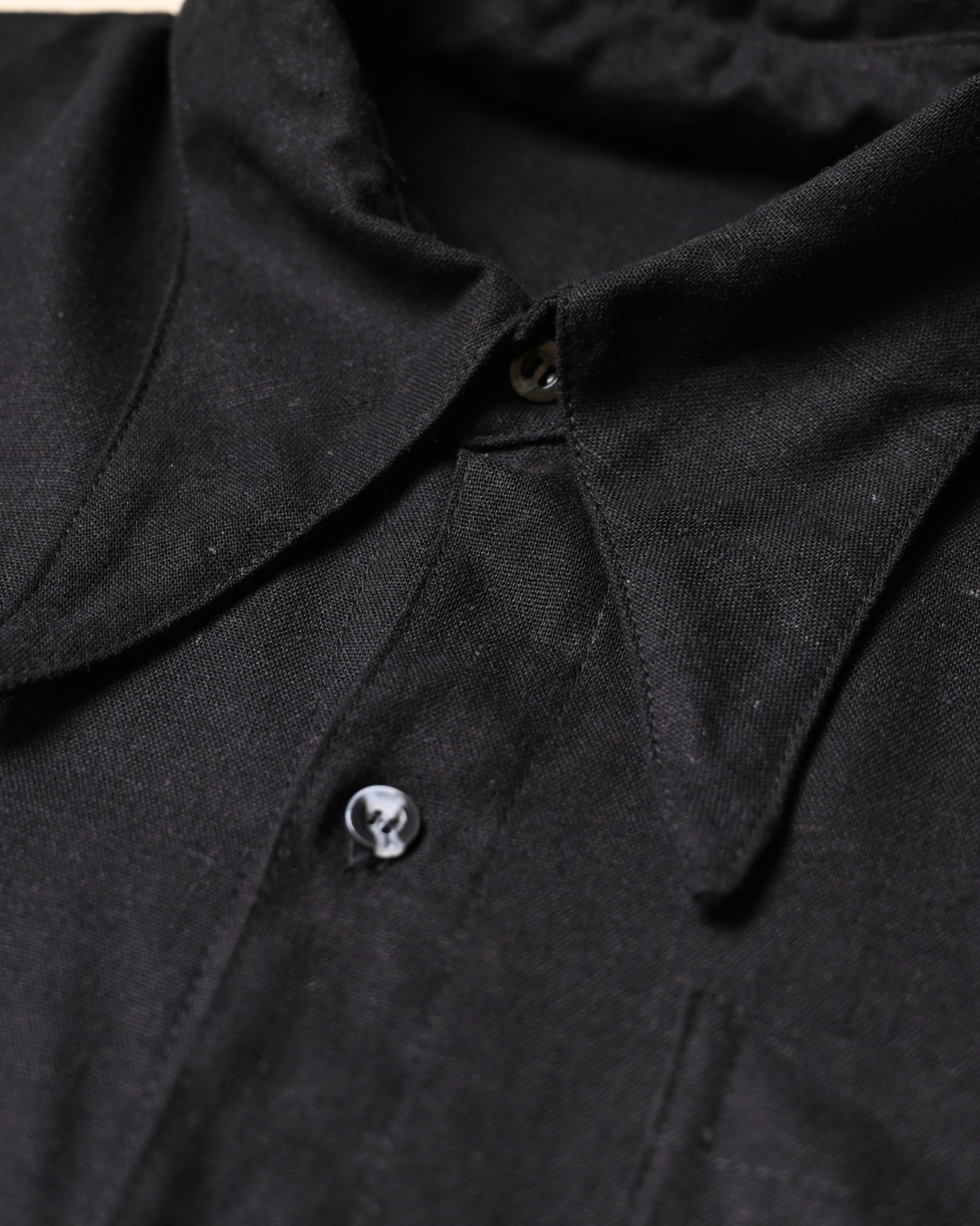 Detalle del cuello de la camisa boxy negra Amá Chola de CHIDO.