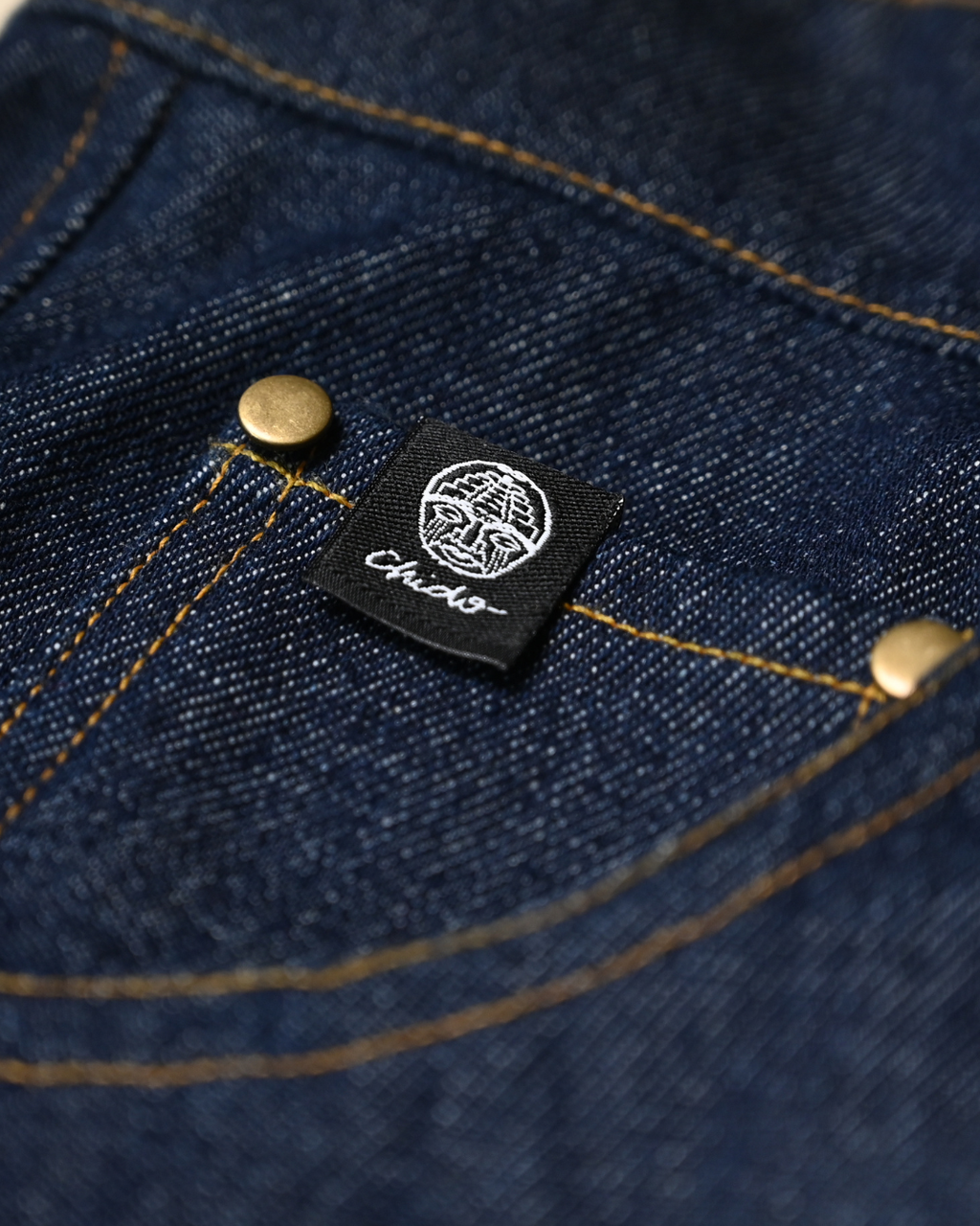 Detalle de la mezclilla y acabados de los Jorts Oversize Audacia EEE CHIDO