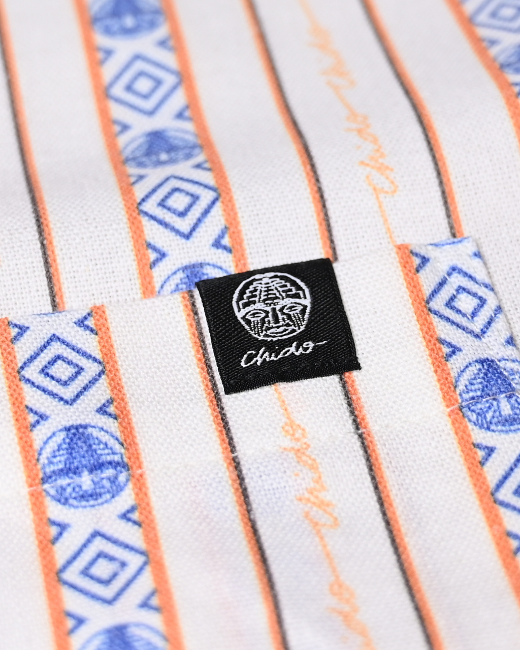 Detalle del estampado geométrico de la camisa de lino Brisa Signature CHIDO