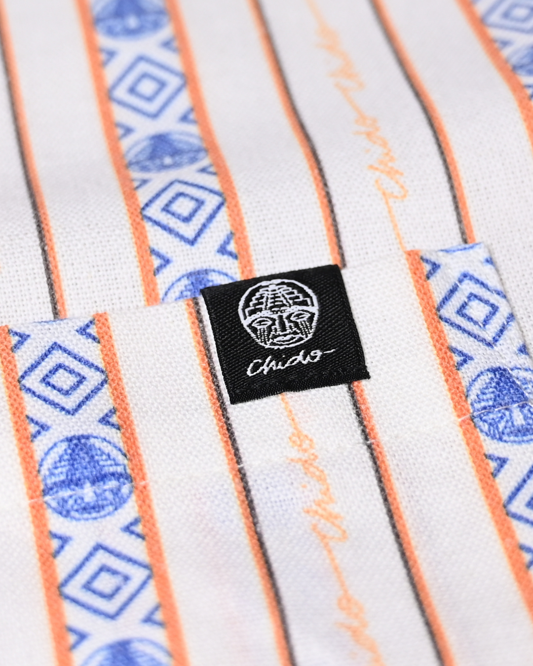 Detalle del estampado geométrico de la camisa de lino Brisa Signature CHIDO