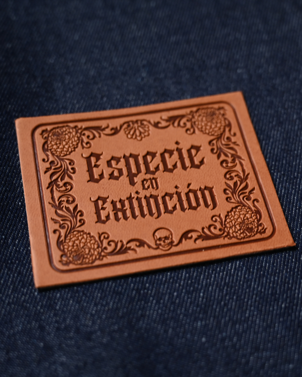 Detalle de la etiqueta de cuero de los Jorts Oversize Audacia EEE CHIDO
