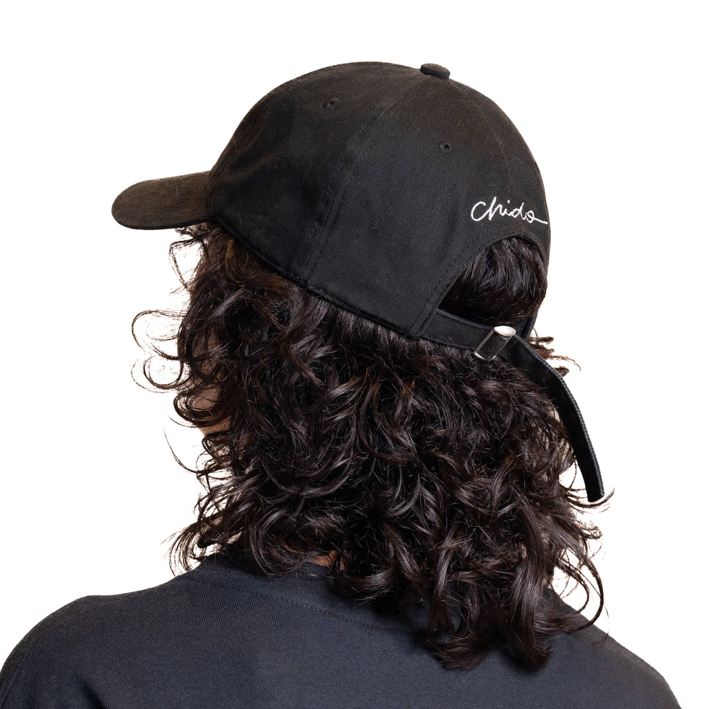 Detalle del parche bordado de la gorra Court Side negra CHIDO