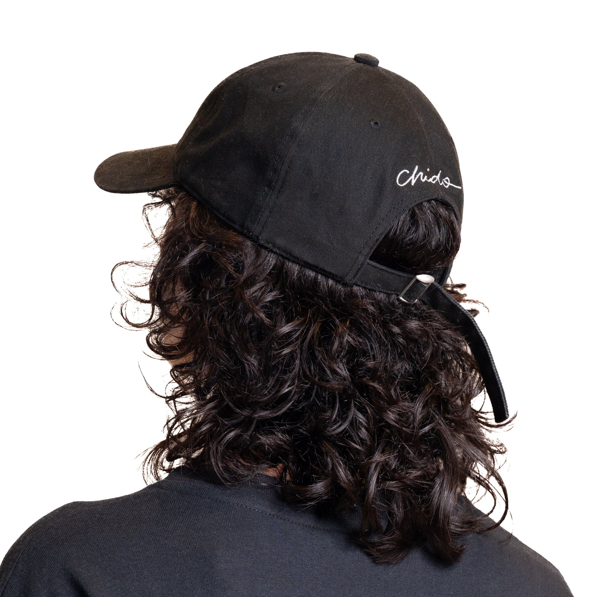 Detalle del parche bordado de la gorra Court Side negra CHIDO