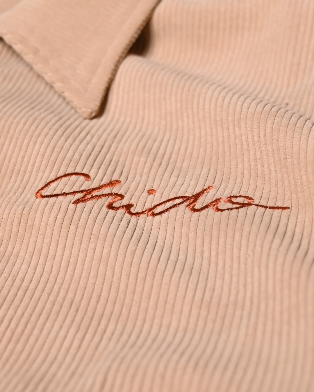 Detalle bordado logo Chido en tela corduroy