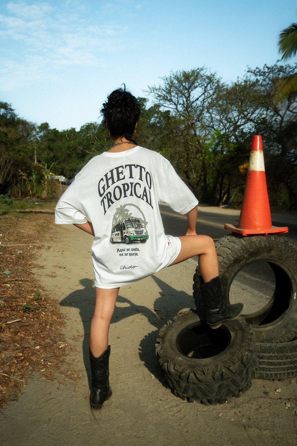 Detalle del estampado Ghetto Tropical en playera oversize blanca