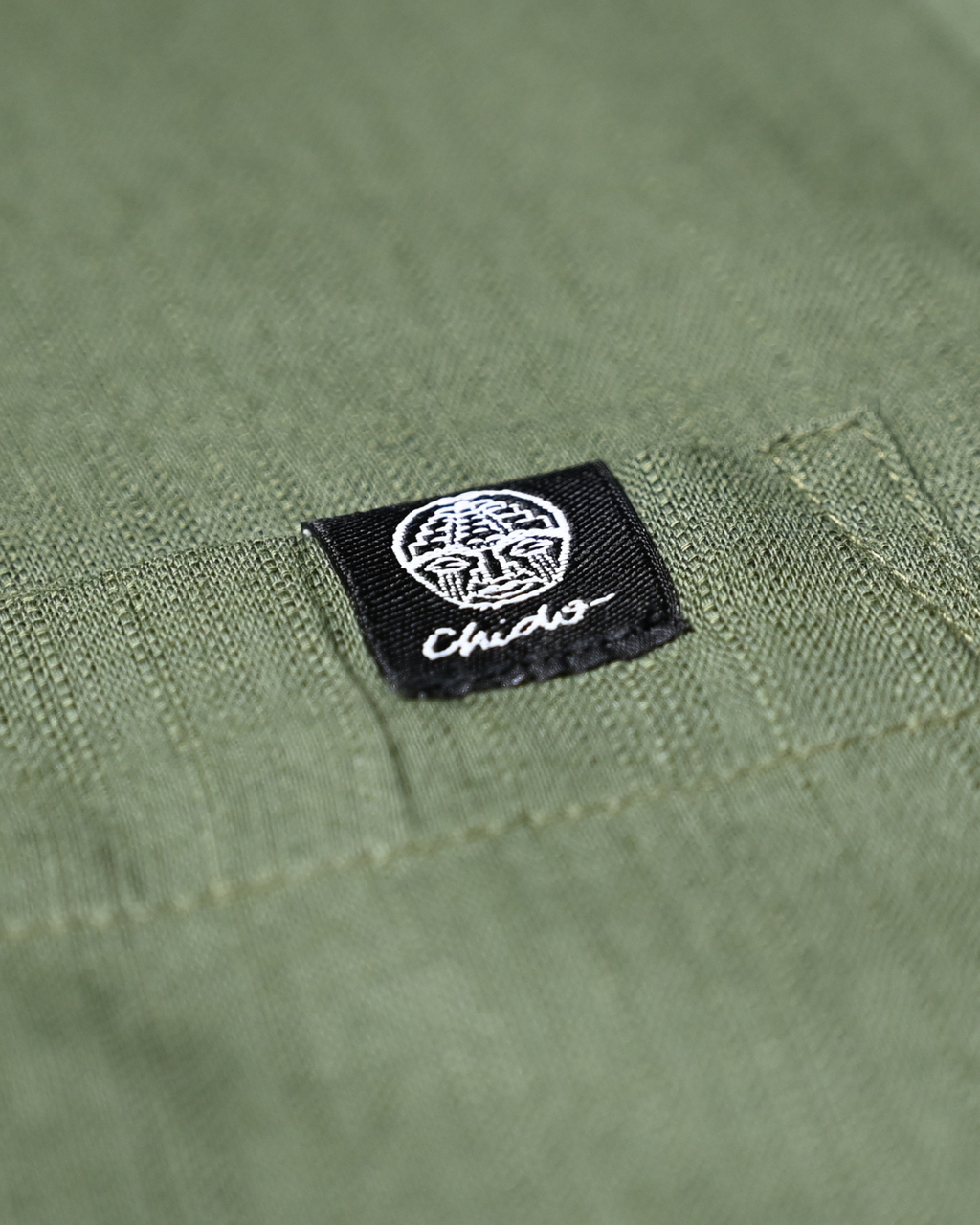 Detalle del tejido de bambú y algodón de la camisa olivo Signature CHIDO