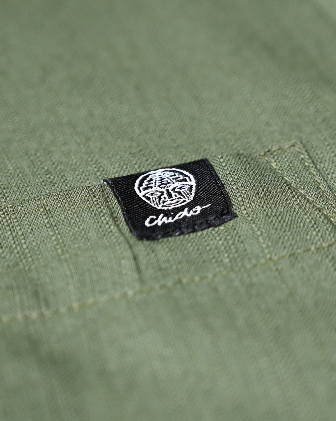Detalle del tejido de bambú y algodón de la camisa olivo Signature CHIDO