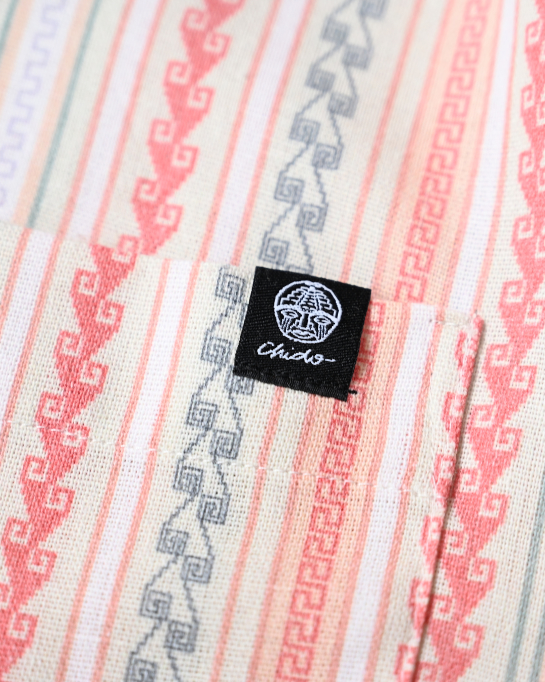 Detalle del tejido y etiqueta de la Camisa Boxy Mitla Crudo Coral
