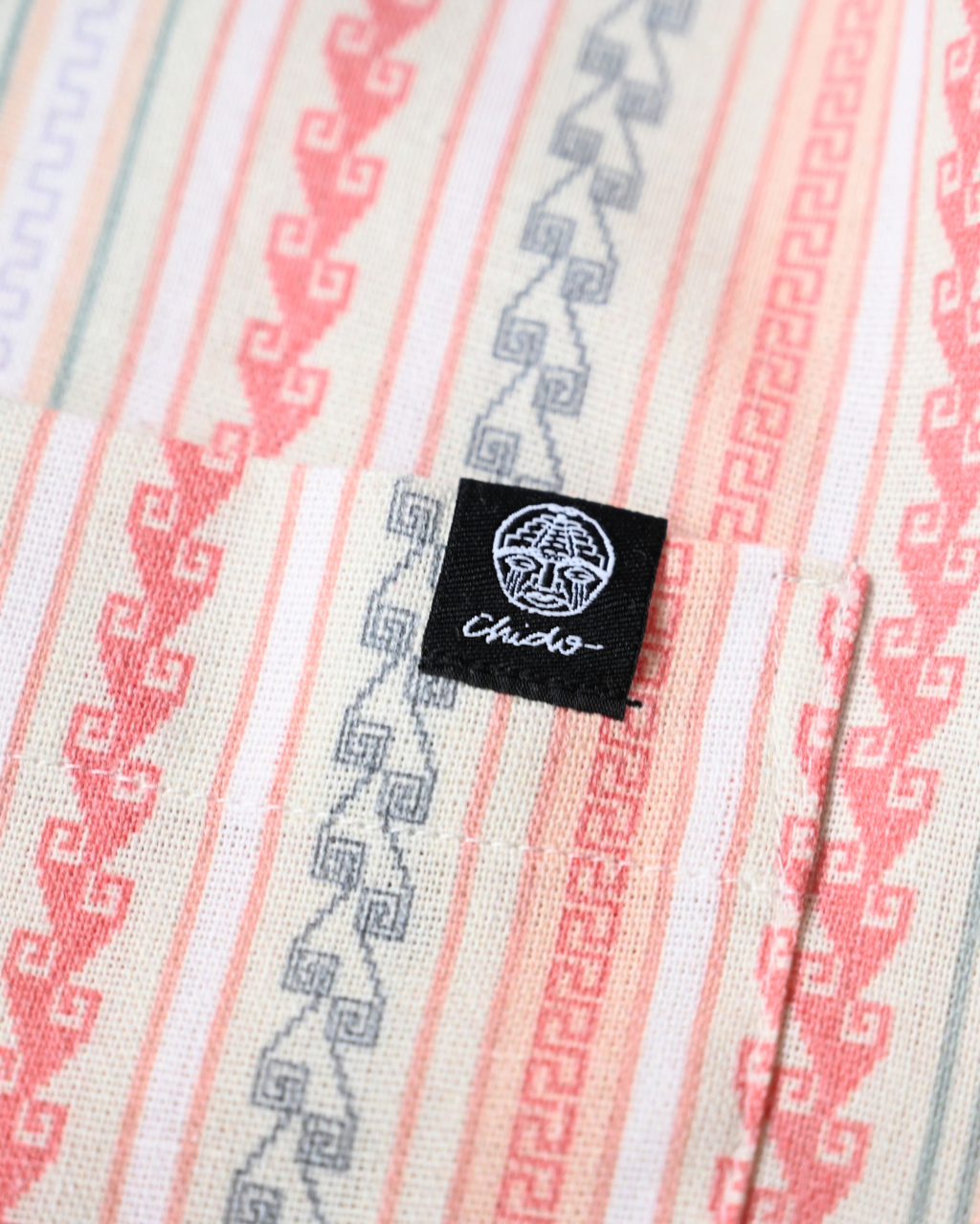 Detalle del tejido, bolsillo y etiqueta de la Camisa de Lino Mitla Crudo Coral