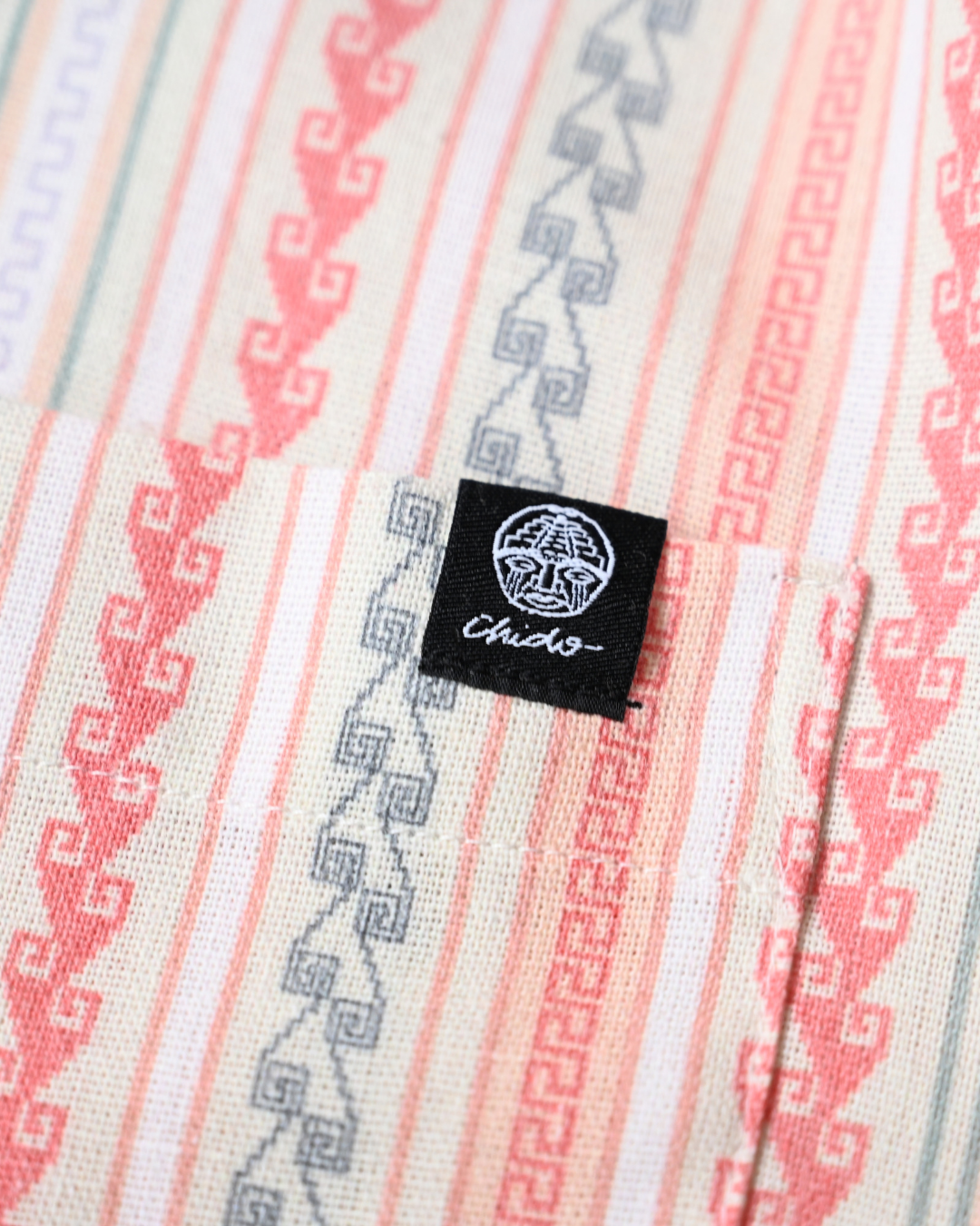 Detalle del tejido, bolsillo y etiqueta de la Camisa de Lino Mitla Crudo Coral