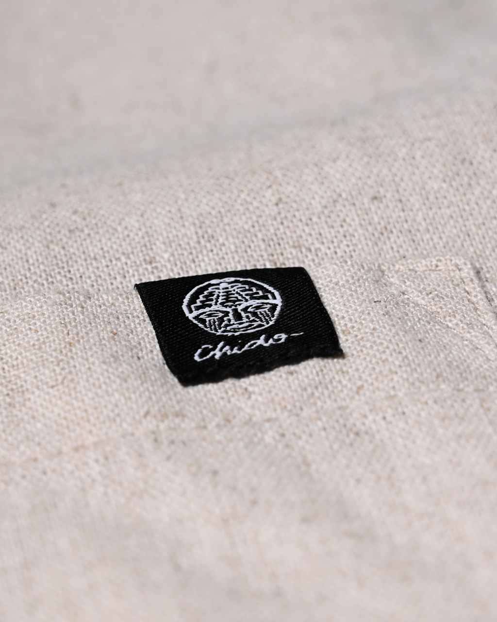 Detalle del tejido de lino de la camisa oatmeal CHIDO