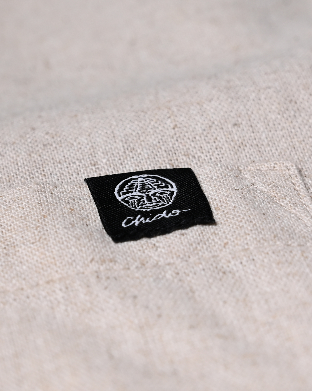 Detalle del tejido de lino de la camisa oatmeal CHIDO
