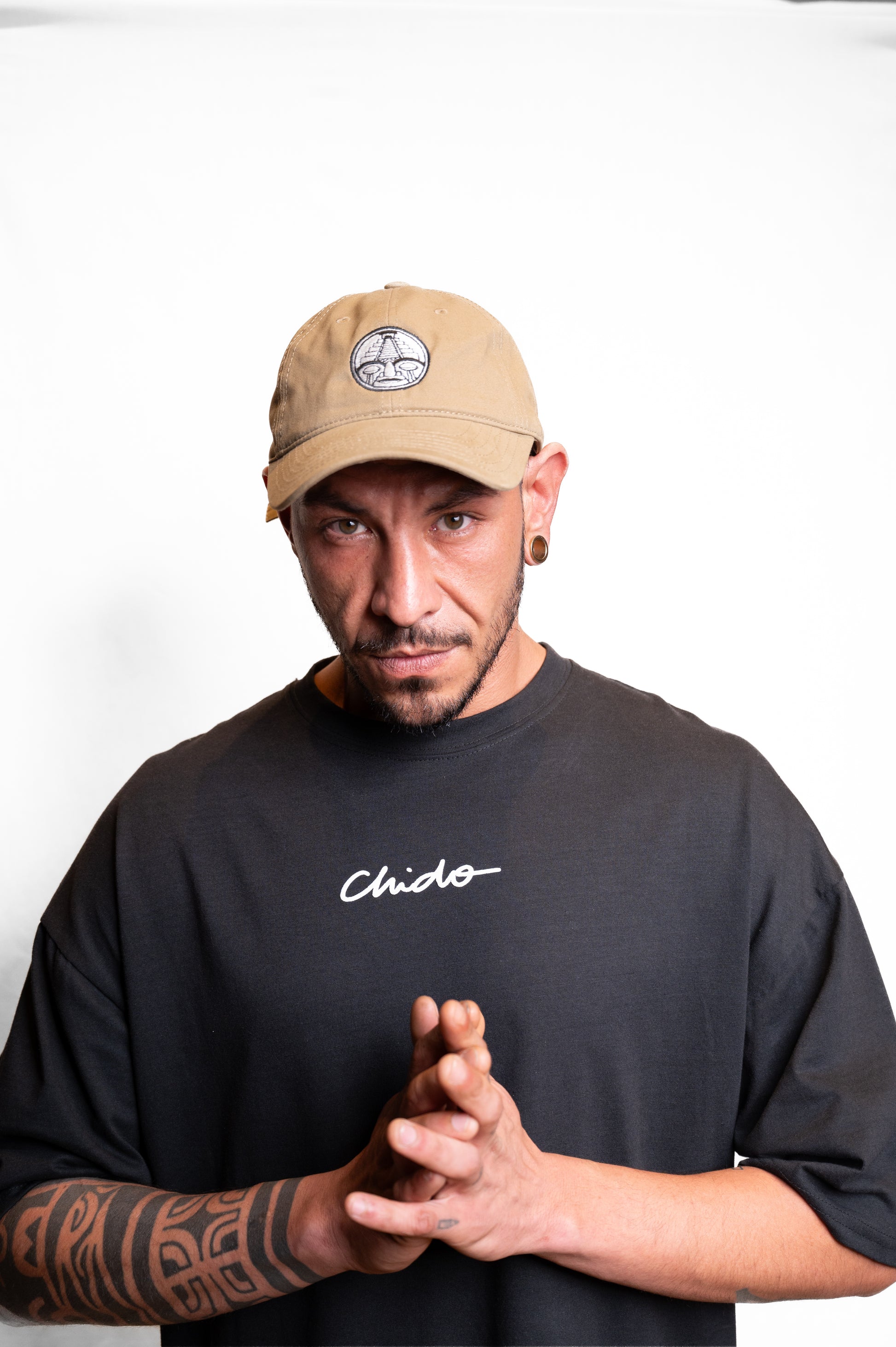 Modelo usando gorra Court Side beige CHIDO de algodón