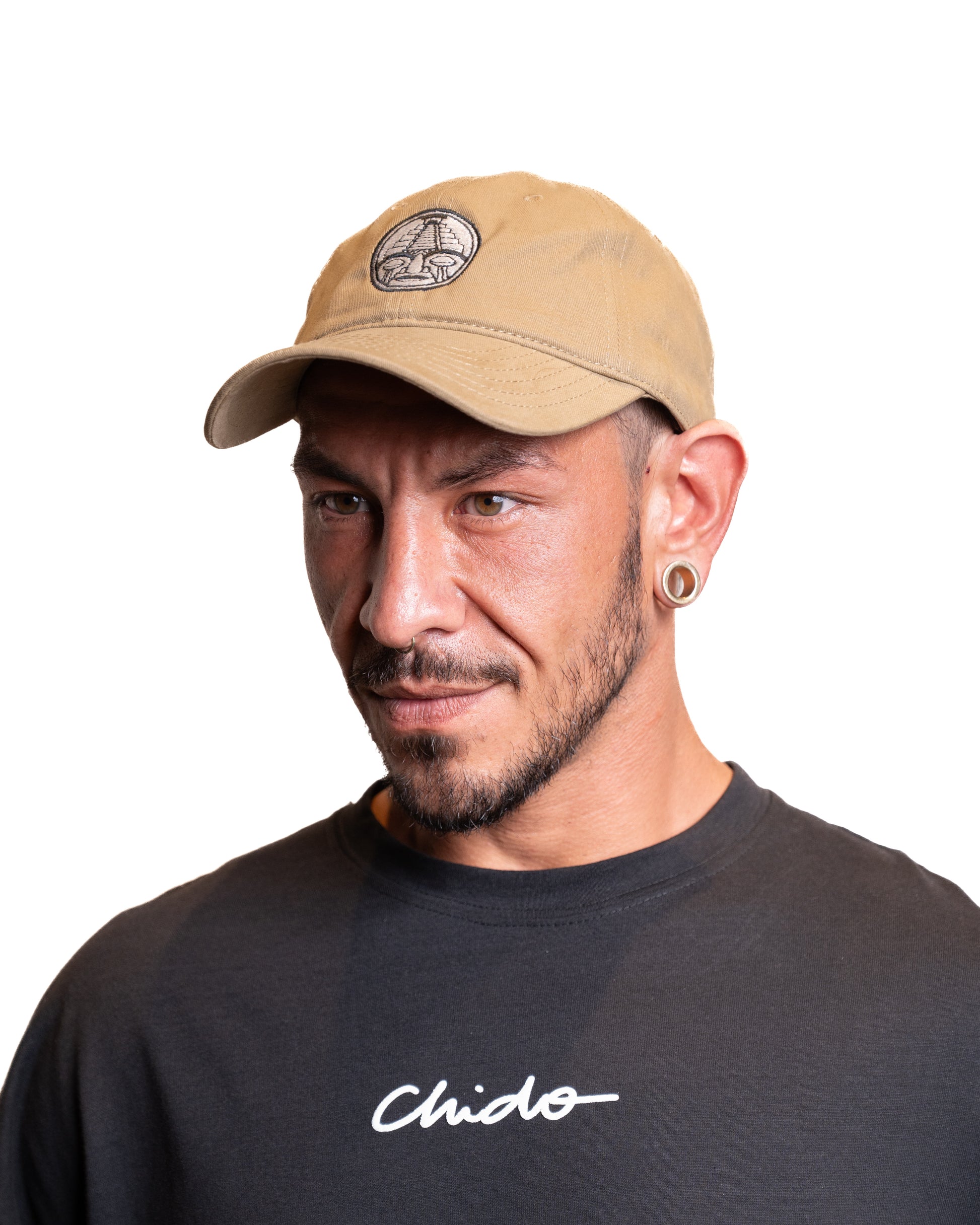 Gorra Court Side beige CHIDO con visera curva y logo bordado