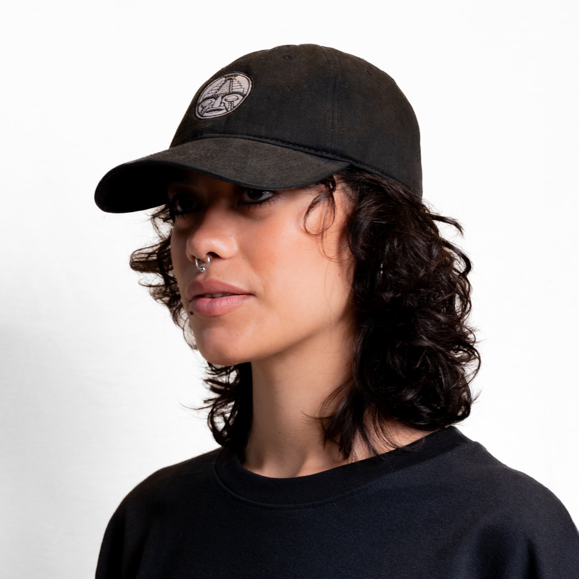 Ajuste trasero de la gorra Court Side negra CHIDO