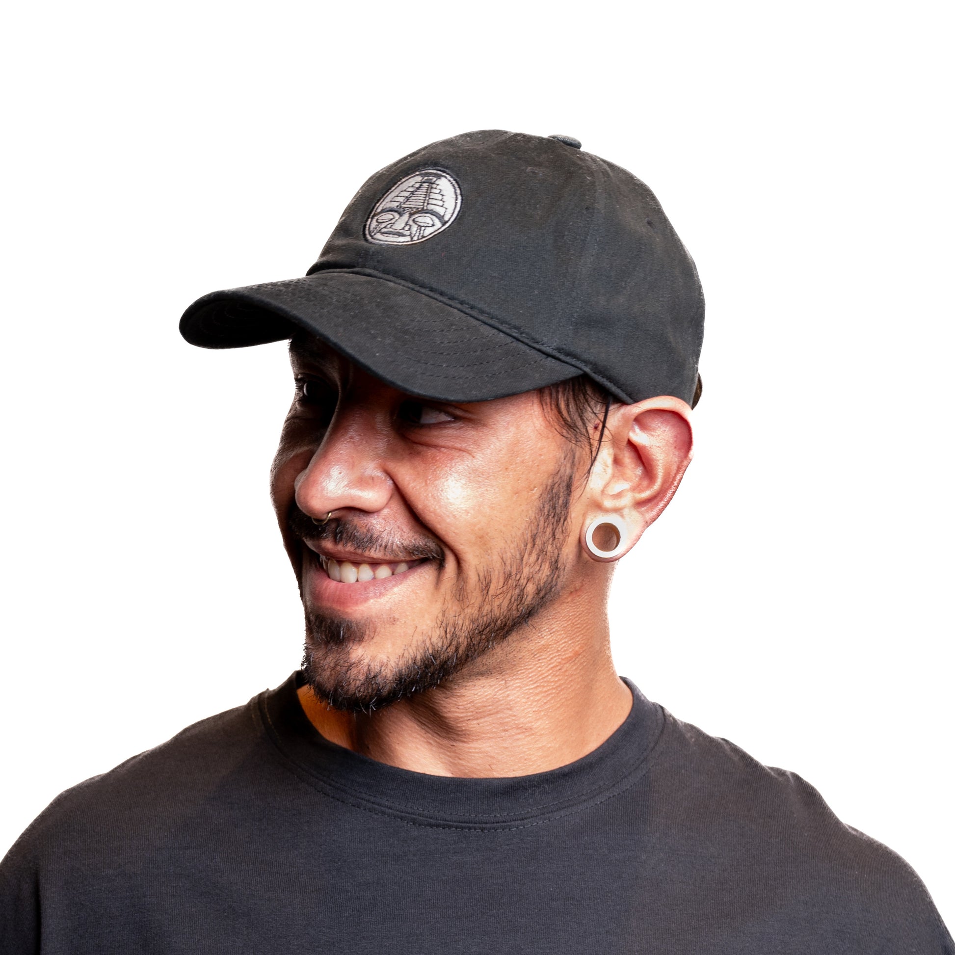 Modelo usando gorra Court Side negra CHIDO de algodón