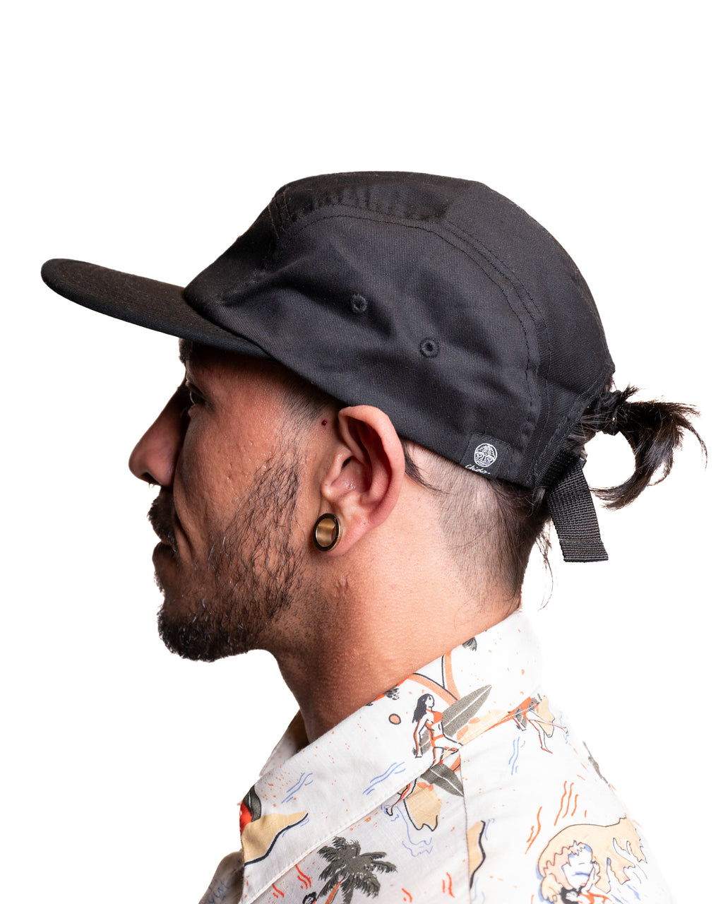 Hombre usando gorra negra de 5 paneles CHIDO