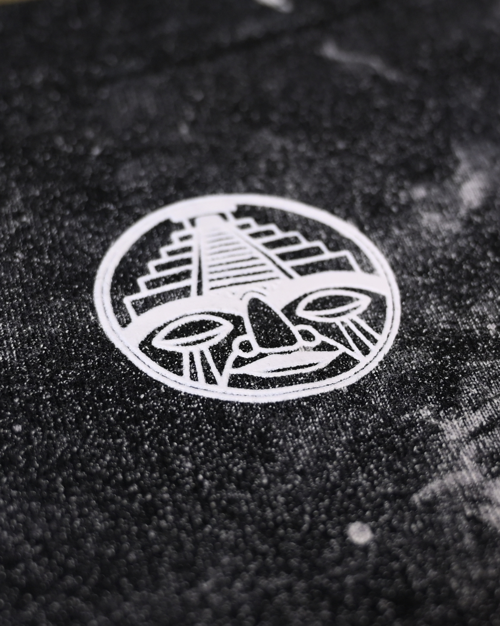 Detalle gráfico estampado en playera tie dye oversize CHIDO
