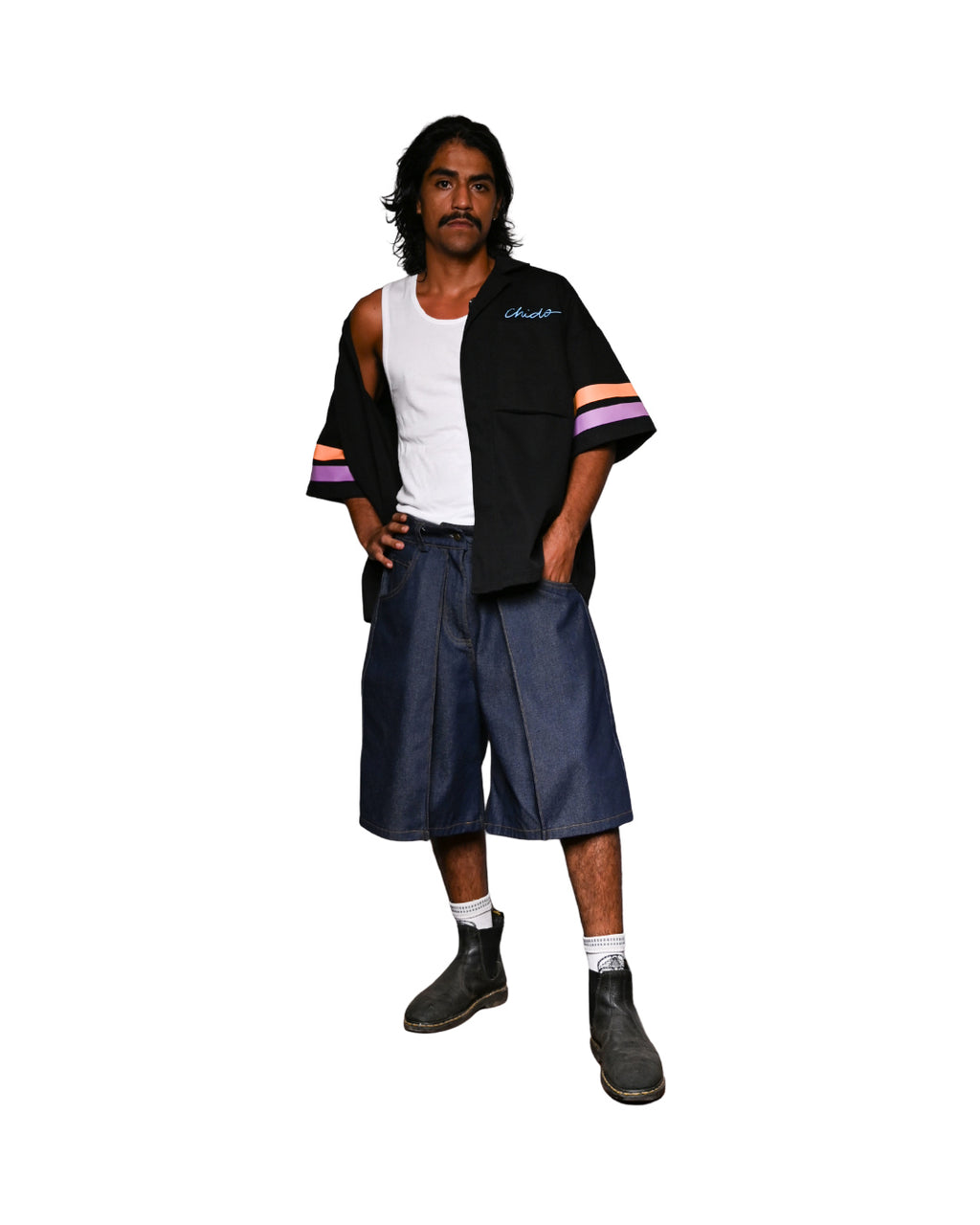 Modelo usando sobrecamisa boxy fit negra streetwear mexicana.