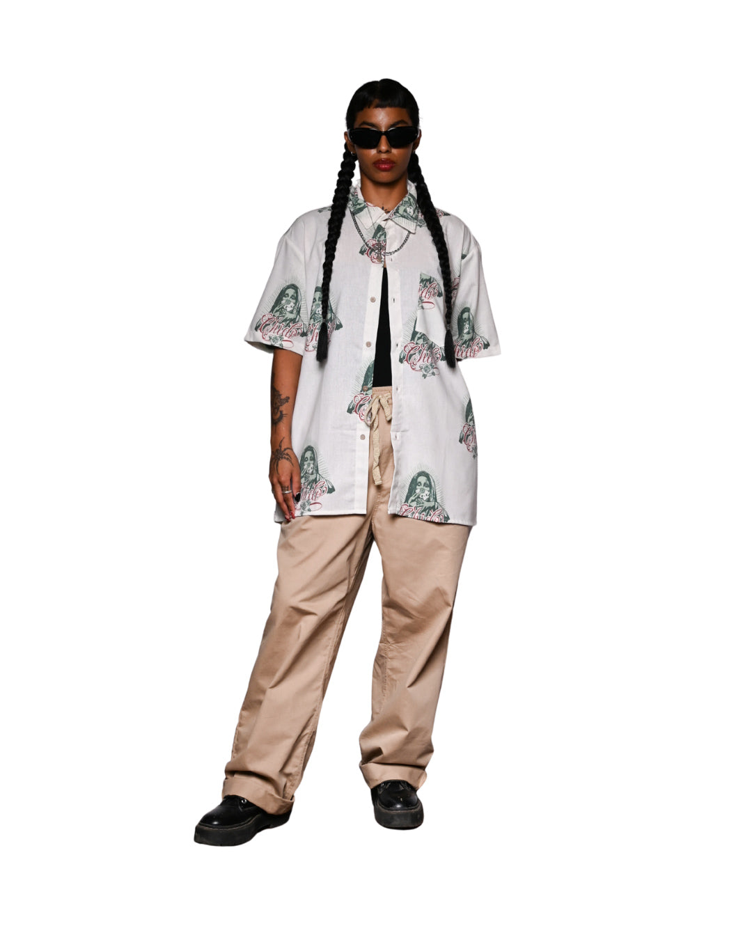 Camisa lino oversize Amá Chola combinada con pantalón beige