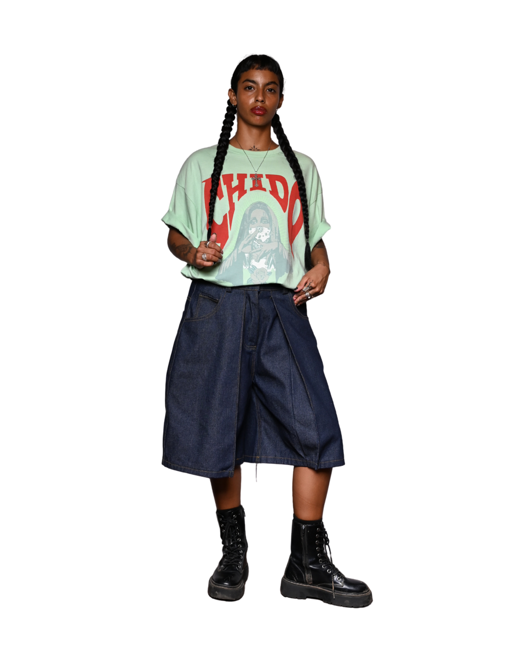 Modelo usando playera boxy fit verde aguamarina Amá Chola