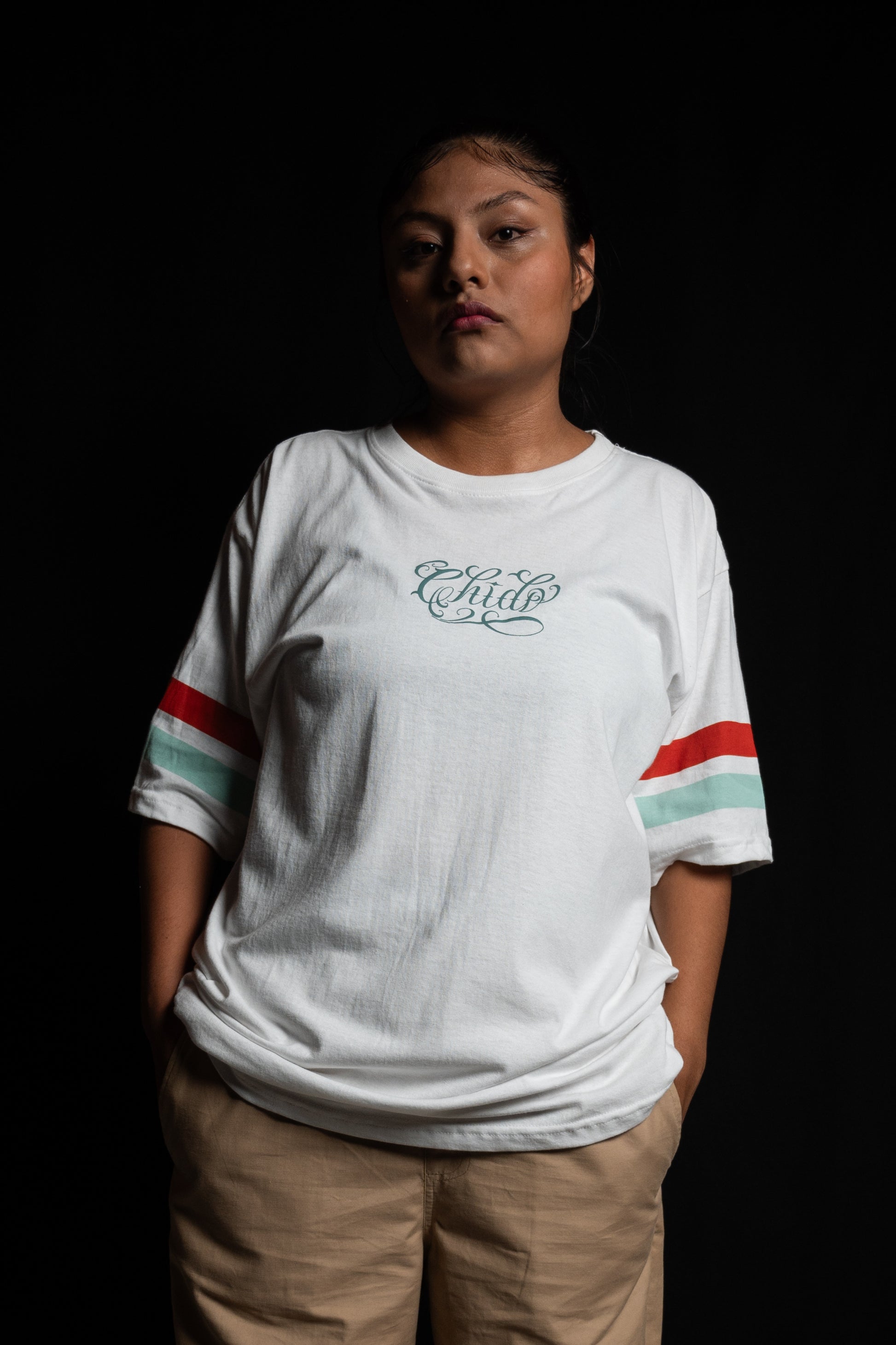 Modelo usando playera oversize blanca Amá Chola de CHIDO