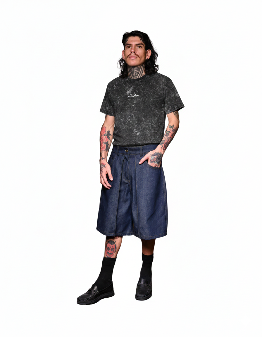 Modelo usando playera tie dye oversize negra unisex CHIDO
