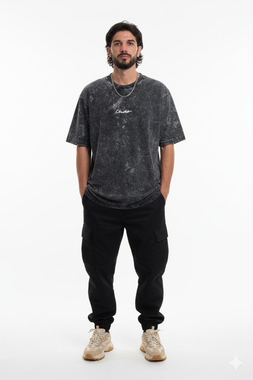 Modelo usando playera tie dye oversize negra de algodón premium