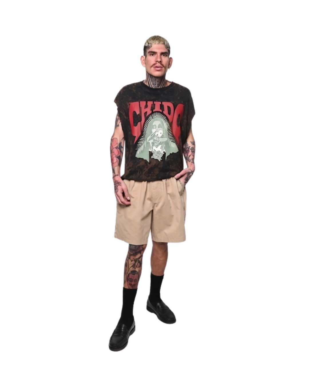 Modelo usando Tank Top Tie Dye Negra Amá Chola de CHIDO