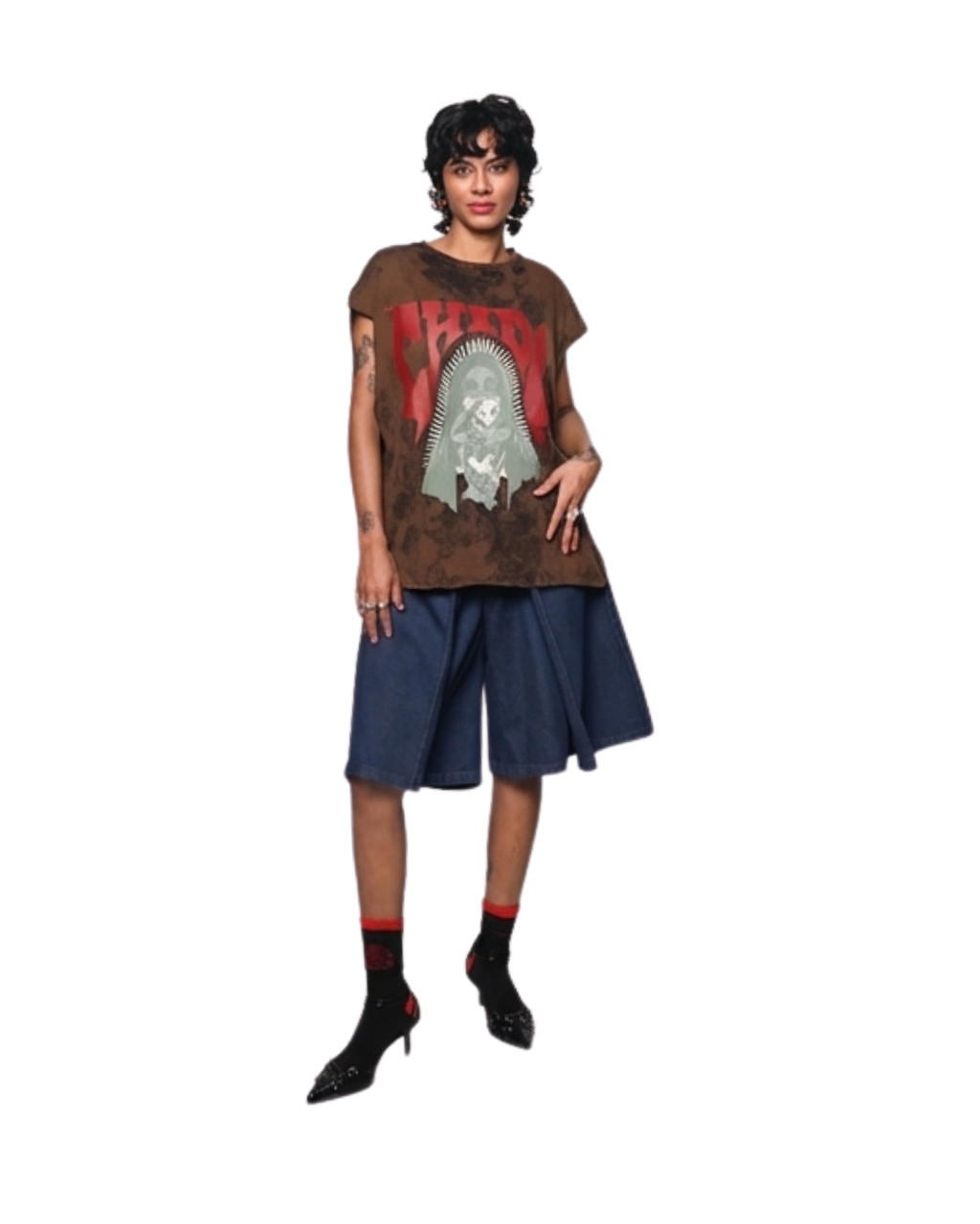 Modelo con Tank Top Tie Dye Negra de la colección Amá Chola