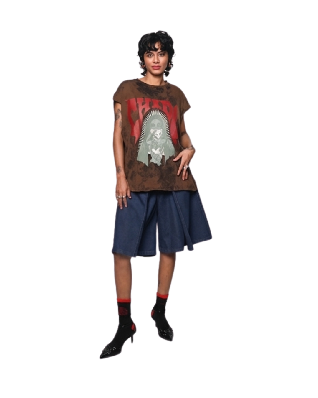 Modelo con Tank Top Tie Dye Negra de la colección Amá Chola